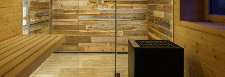 Innenraum einer Sauna aus hellem Holz